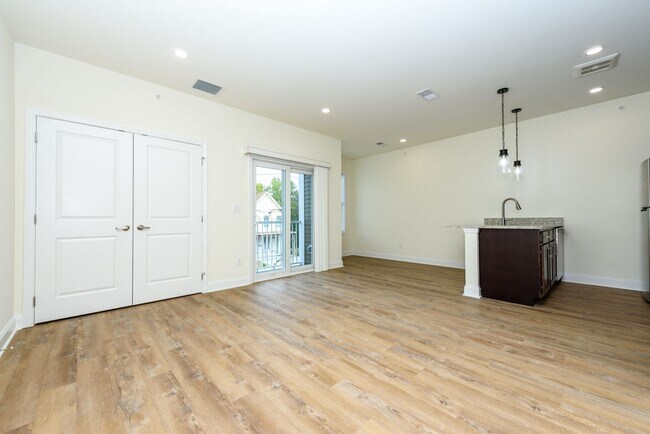 Building Photo - Luxury Living with Extra Space – 1 Bed + D...