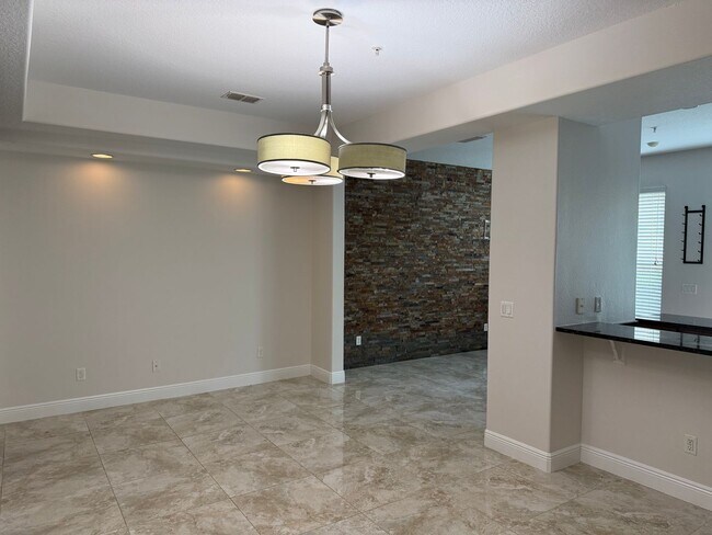 Building Photo - Come and Experience This Townhouse