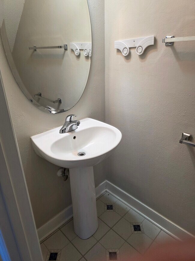 Building Photo - 2204 Ventana Ln