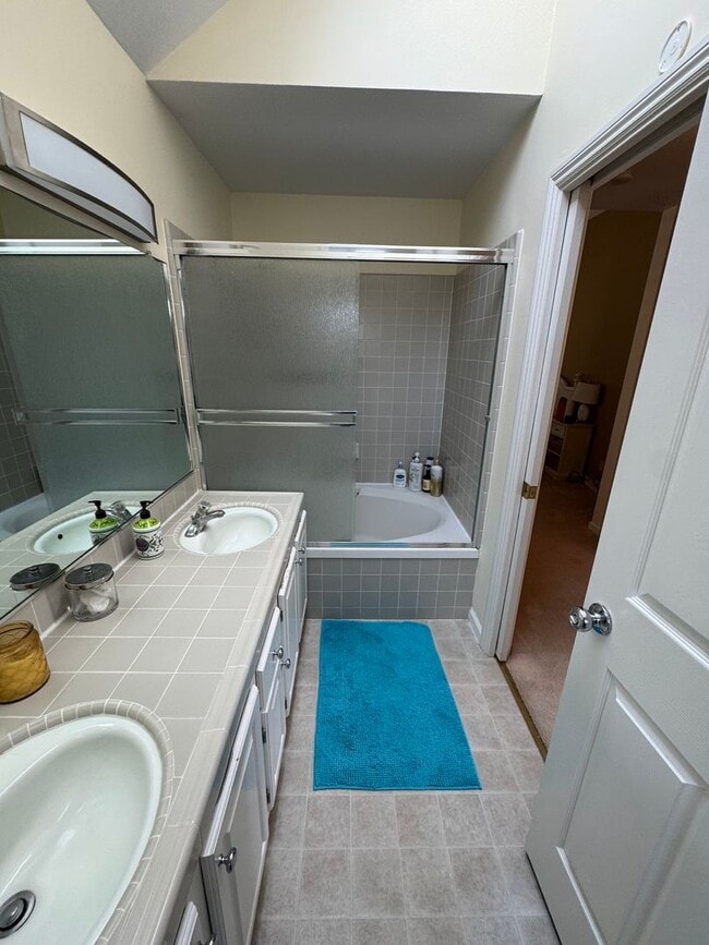 Building Photo - Beautiful 3bd/2.5 bath Townhome