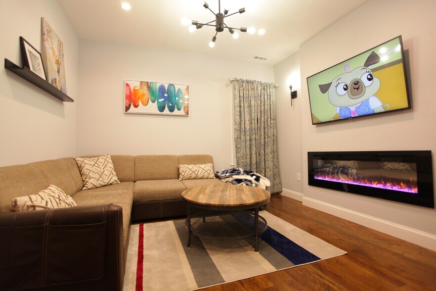 Building Photo - 289 Main St