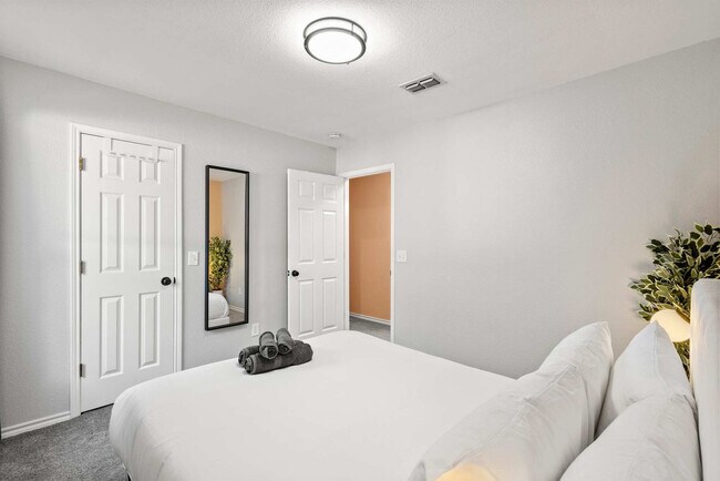 Building Photo - 324 Woodcrest Dr