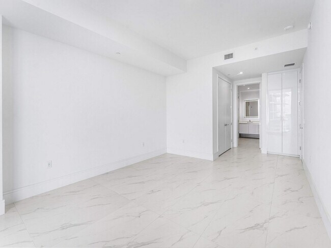 Building Photo - 220 Lake Shore Dr