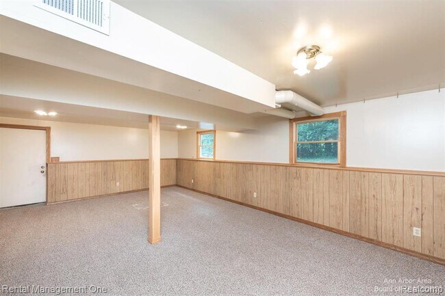 Building Photo - 7870 Chamberlin Rd