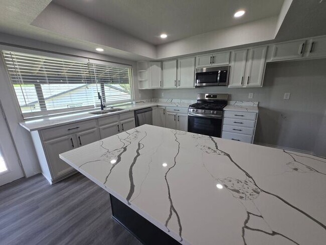 Building Photo - Hilltop 3 Bedroom, 2 Bath, 2 Car Garage Pr...