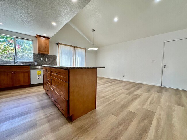 Building Photo - Completely Remodeled 3 Bed 2 Bath Ardenwoo...