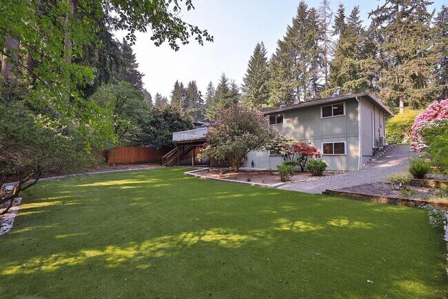 Building Photo - Remodeled Bellevue Home