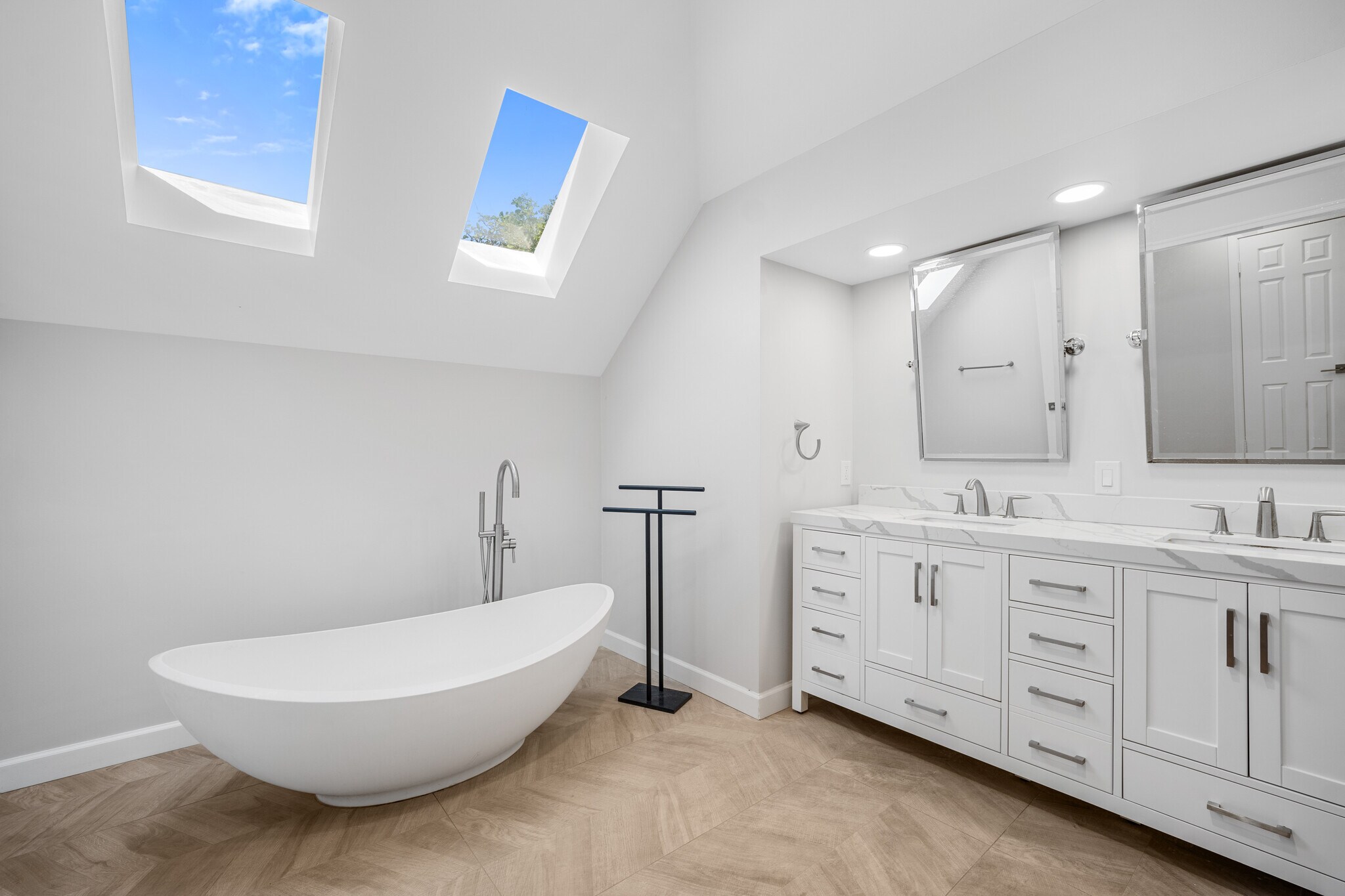 Bathtub - 7624 Wheatcroft Ct