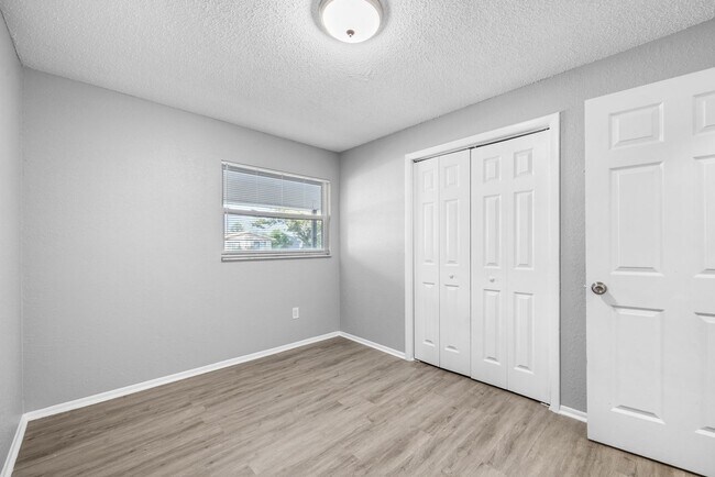 Building Photo - Beautifully renovated 4bdrm/2bath home wit...