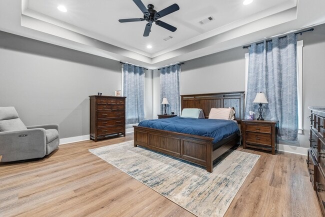 Building Photo - 3 Bedrooms Plus an Office & Sun room