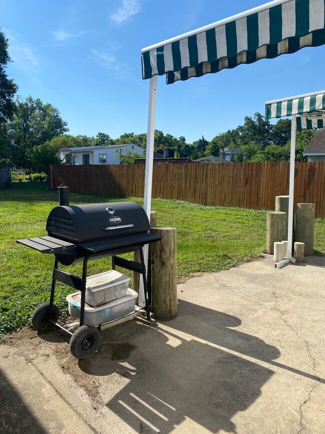 Building Photo - 3 Bedroom, 3.5 Bathroom In Downtown Perryv...