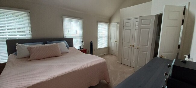 Building Photo - Luxurious And Spacious 3 Bed 2 Bath Brick ...