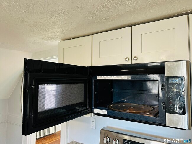 Building Photo - 133 Quaker Ln S