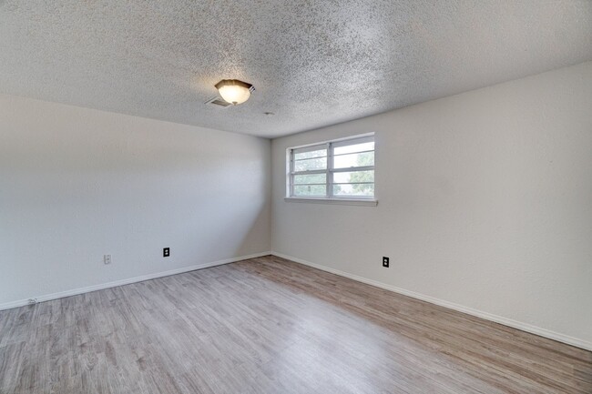 Building Photo - Ask About Our Half Off Special!!  Spacious...