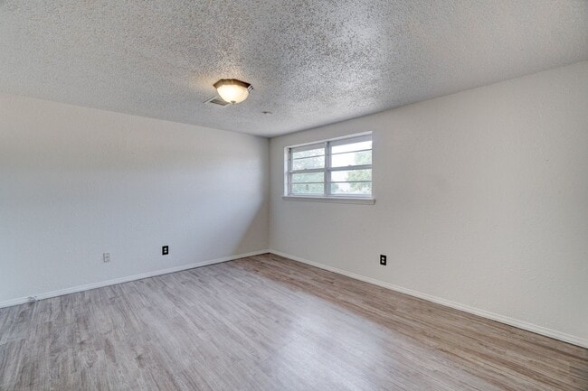 Building Photo - Spacious 4-Bedroom Home with Modern Amenities & Ideal Location Near Lake Hefner in OKC!