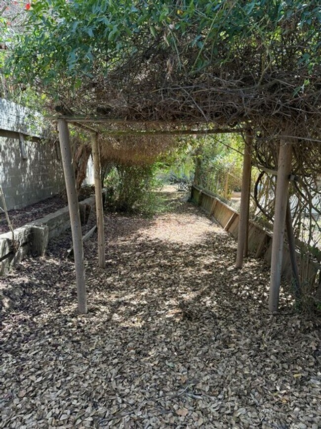 Building Photo - Enchanted Garden House in Lake Marie