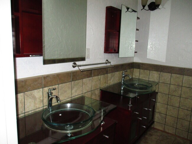 Building Photo - Wow!! 2 Master Suites