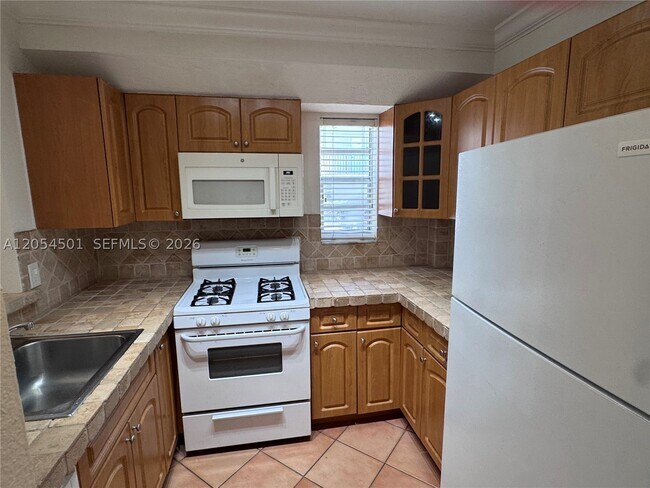 Building Photo - 6705 N Kendall Dr