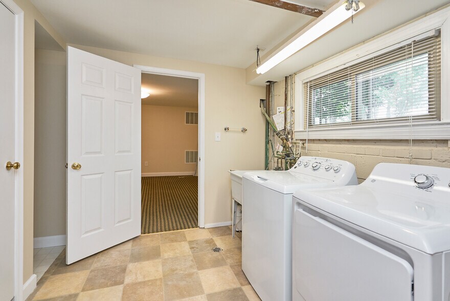 Building Photo - 805 23rd St S