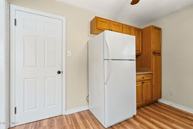 Building Photo - 165 S Pine Ave