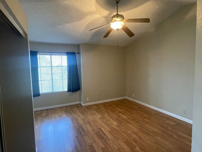 Building Photo - Stylish 2-Bed Townhome with Loft & Dual Pr...