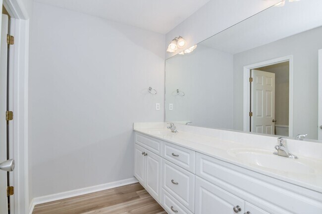 Building Photo - 3 Bedroom 2.5 Bath Townhouse