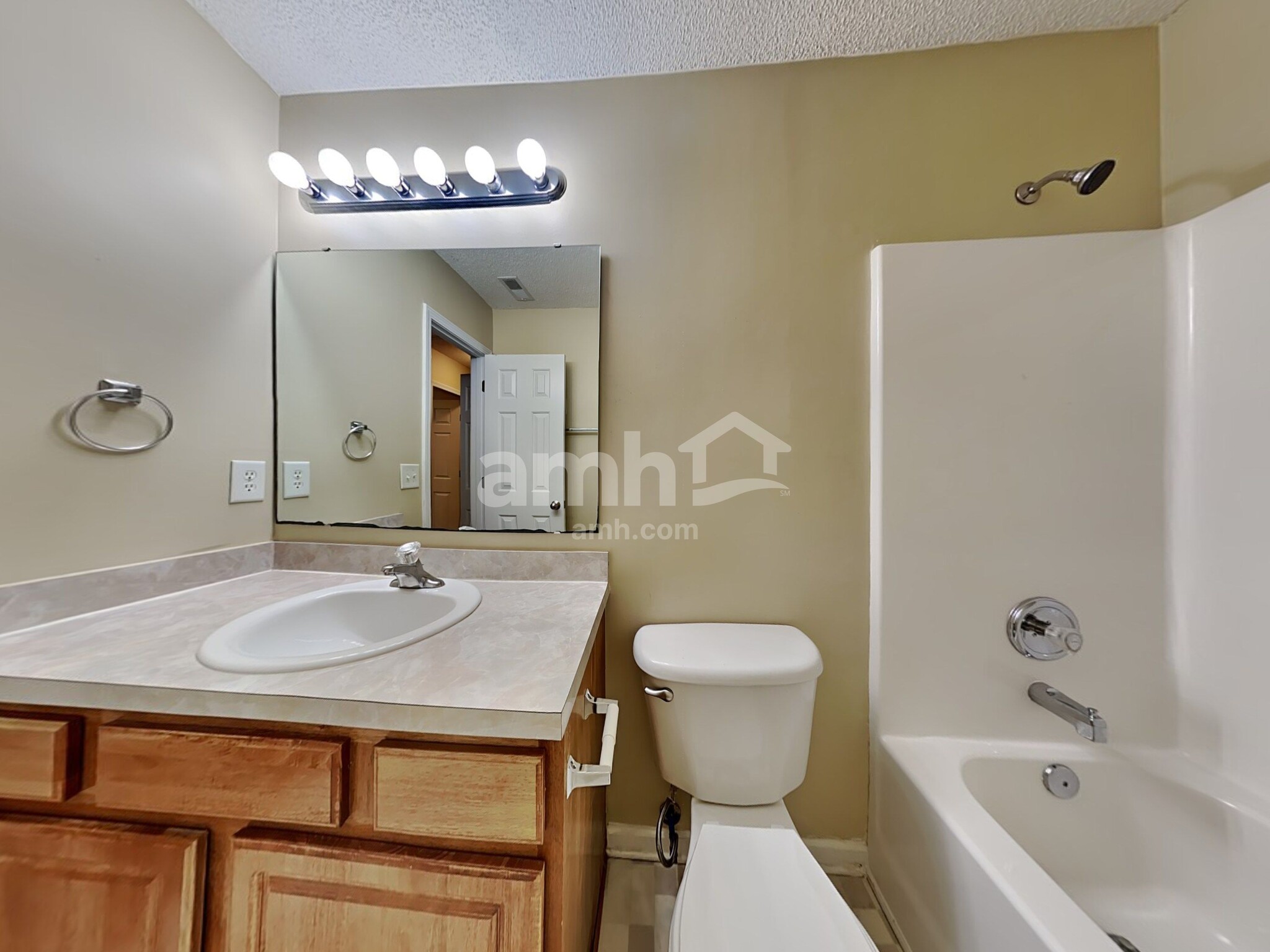 Building Photo - 136 Trickle Dr