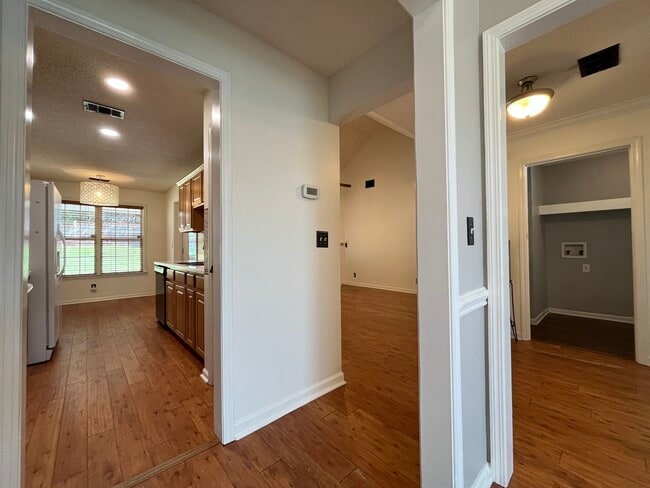 Building Photo - 107 Vanessa Dr