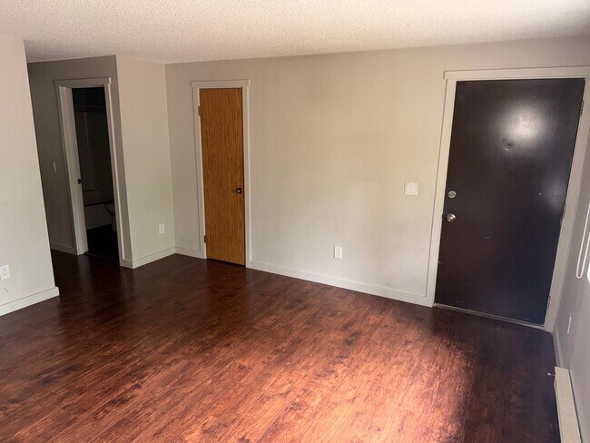 Building Photo - 1406 Bellevue Way NE