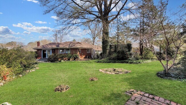 Building Photo - STUNNING 3 bedroom home with a BEAUTIFUL garden in Dumbarton. COME SEE!