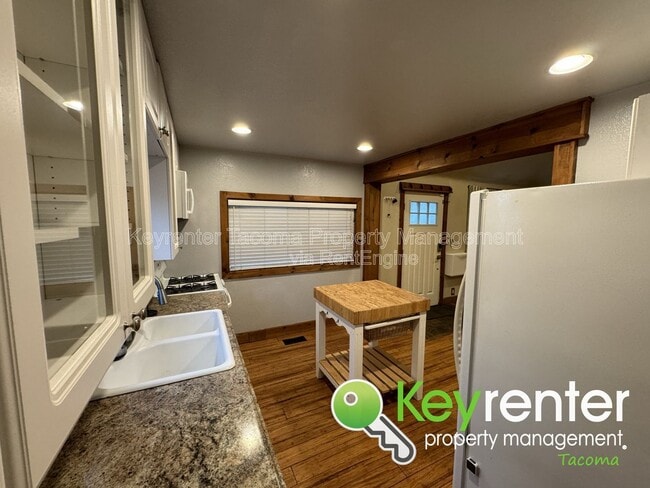 Building Photo - 356 7th St SE