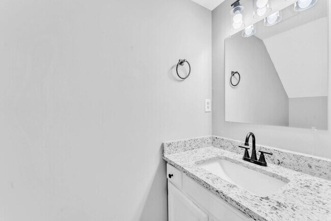 Building Photo - *NEWLY RENOVATED* 2 Bedroom Townhouse in D...