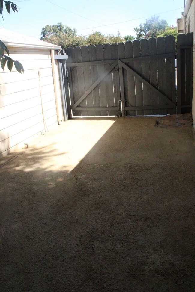 Building Photo - 2 Bedroom, 1 Bathroom Single Story House in Antioch with Garage and Side Yard Access