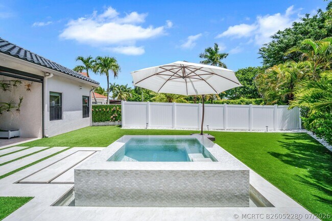 Building Photo - 10852 La Salinas Cir