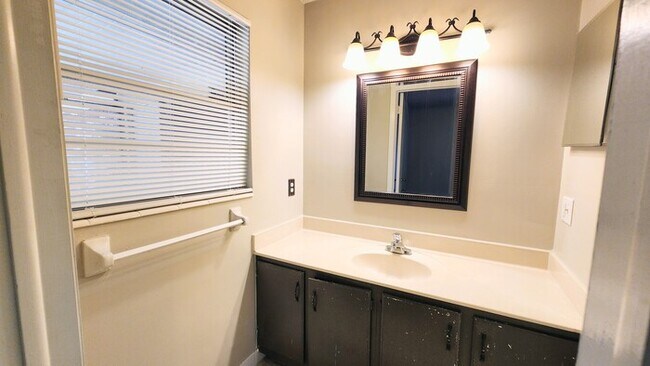 Building Photo - Welcome to this charming 3-bedroom, 2-bath...