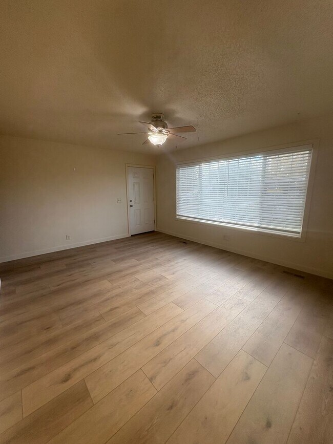 Building Photo - sim614/616