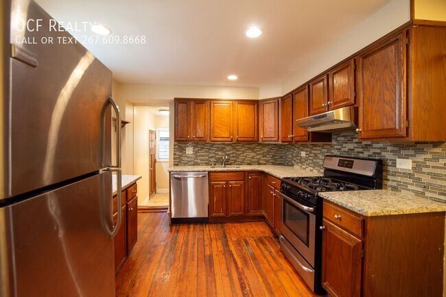 Building Photo - 2211 Bainbridge St