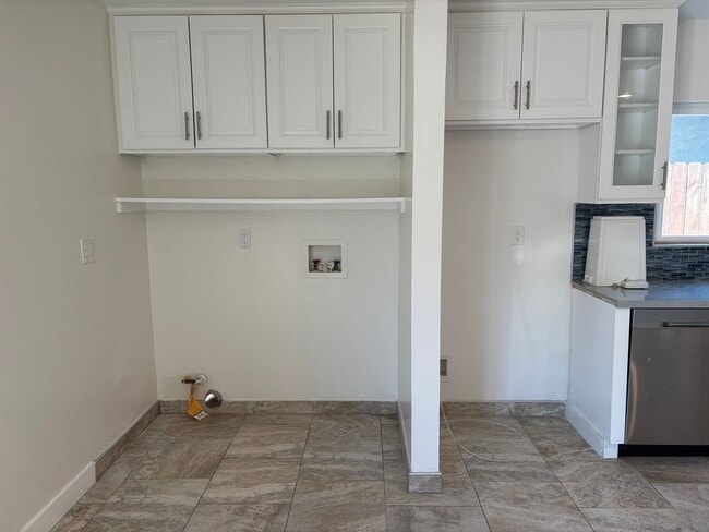 Building Photo - 10547 Hayvenhurst Ave