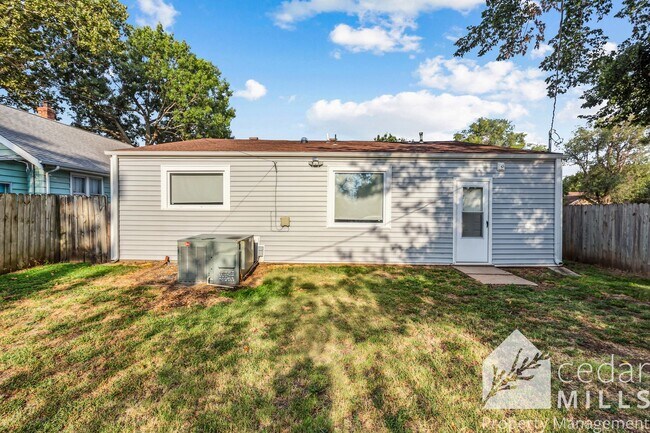 Building Photo - 3 Bedroom Home w Garage