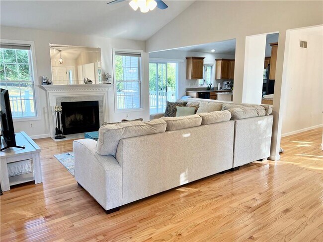 Building Photo - 65 Carriage Trl