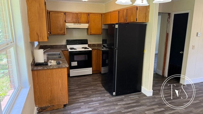 Building Photo - Move-in ready NOW!