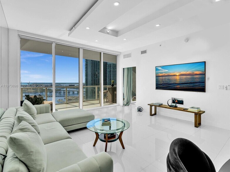 Building Photo - 2020 N Bayshore Dr