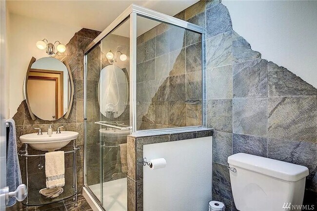 Building Photo - Beautiful and bright 3 bed / 2 bath rambler for rent!