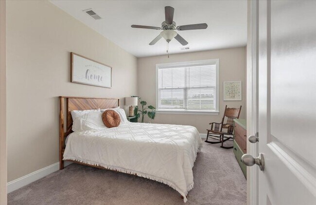 Building Photo - Show stopping 5 bed/3 bath rental in the h...