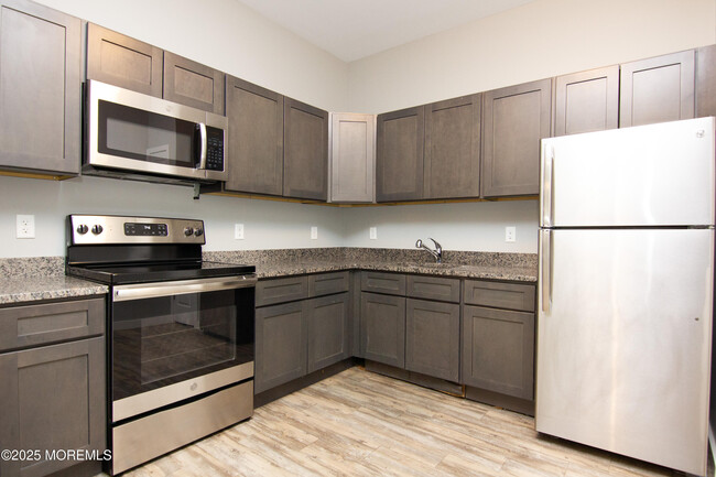 Building Photo - 1075 Stephenson Ave