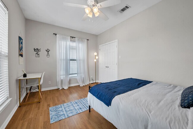 Building Photo - 1425 E James St