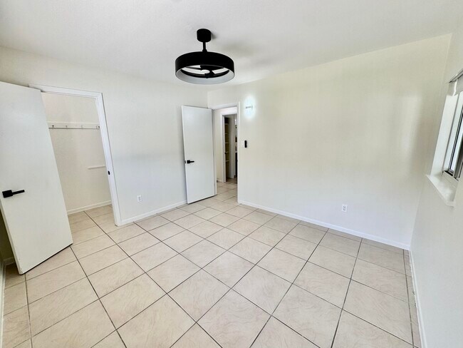 Building Photo - 10 Forest Hills Ln