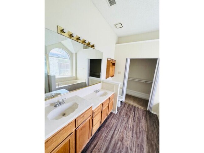 Building Photo - *3 BEDROOM IN ROWLETT*
