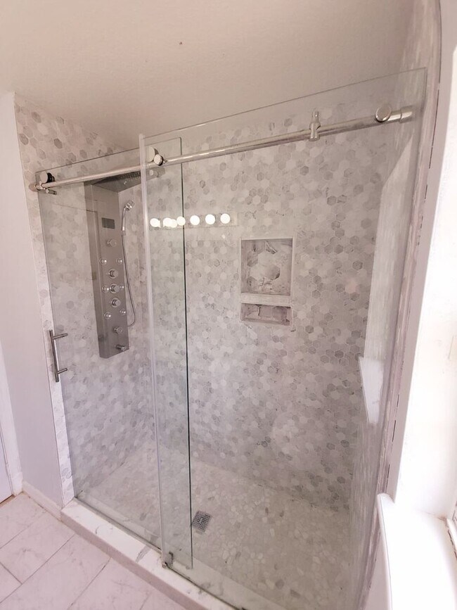 Building Photo - For Rent | Hidden Glen Community | 4 Bed, 2 Bath + Private Pool Oasis