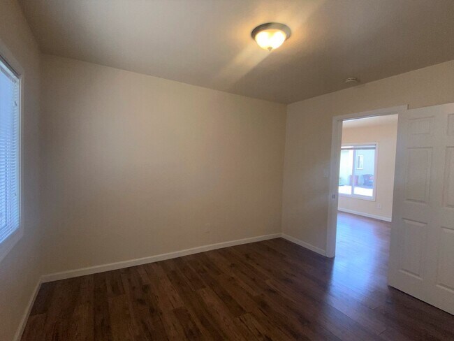 Building Photo - $500 MOVE IN SPECIAL!! One Bedroom Unit Av...